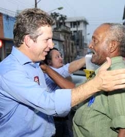 O candidato Mauro Mendes vem intensificando o contato pessoal com eleitores na Baixada Cuiabana
