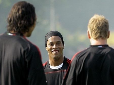 Ronaldinho disse que Pato far uma grande temporada pelo Milan neste ano