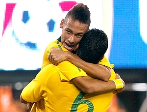 Neymar comemorando com Andr Santos (6) o seu gol contra a seleo dos EUA