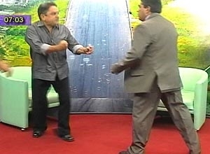 O candidato ao Senado Joo Correia ( esq.) e o apresentador Demstenes Nascimento brigam durante gravao de programa