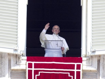 Papa acena para fieis durante a reza do ngelu