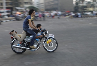Dois egpcios foram flagrados andando em posio inusitada em moto