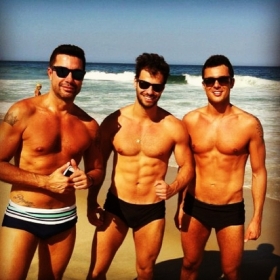 Fernando Torquatto, Lucas Malvacini e amigo curtem o dia na praia 