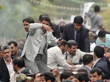 Comitiva e seguranas do presidente iraniano reagem ao som de exploso em Hamadan, nesta quarta