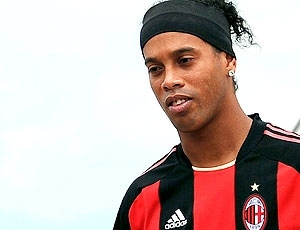 Ronaldinho Gaucho apresenta a nova camisa do Milan: Palmeiras quer o jogador 