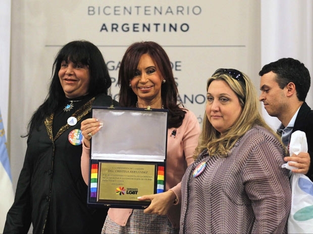 Cristina Kirchner exibe placa que lhe foi dada em homenagem pela Federao de Lsbicas da Argentina.