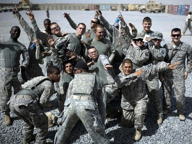 Soldados americanos posam para fotos descontradas antes de partir em misso na provncia afeg de Kandahar.