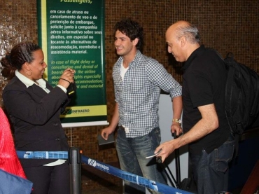 Alexandre Pato  tietado no aeroporto de Guarulhos antes de embarcar para Milo