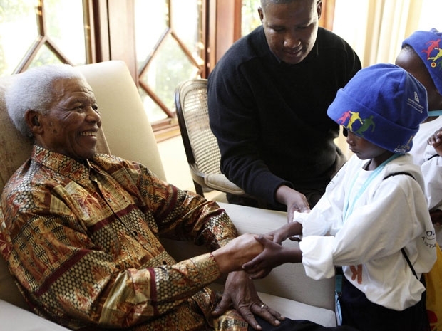 Mandela  cumprimentado por crianas dos povoados de Mvezo e Qunu, que foram at sua casa desejar bons votos.