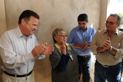 Na foto Blairo Maggi e os suplentes Cidinho e Rodrigues Palma em conversa com eleitor.
