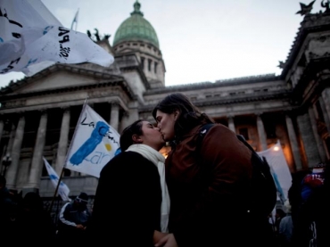Casal gay beija-se nesta quarta-feira (14) em frente ao Congresso em Buenos Aires, na Argentina. 