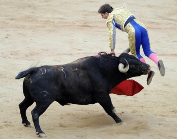 El Juli  atingido por touro nesta segunda-feira (12) em arena em Pamplona.