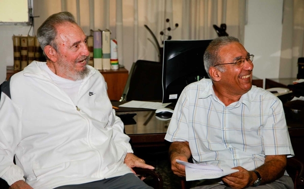 Fidel Castro aparece sorridente em imagens divulgadas neste sbado.