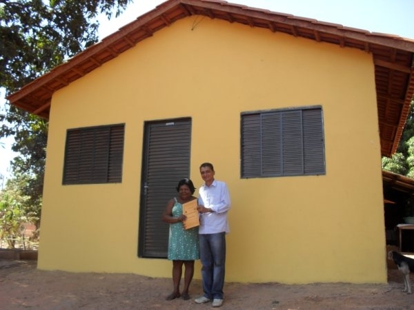 A viva Nair Costa Silva recebendo as chaves de sua casa e o titulo definitivo de propriedade.