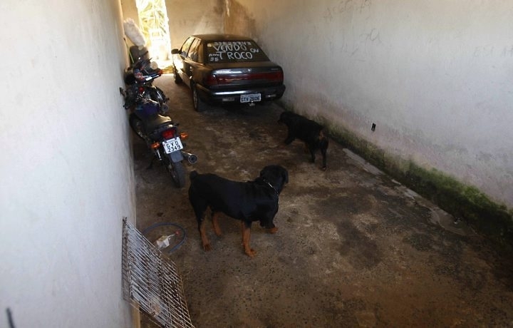 Policiais do Rio, com ajuda de policiais de Minas, encontram a casa em que pode estar enterrada Elisa Samudio.