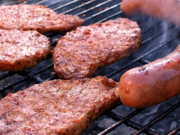 Fabricantes de cerveja e de carnes esperavam grande consumo e abasteceram o mercado