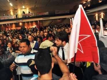 Gentili afirma ter sido cercado e agredido por militantes petistas