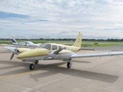 Avio bimotor Sneca II PT-EZC, mesmo modelo da aeronave desaparecida, da Abelha Txi Areo.
