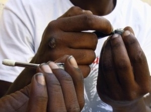 Usurios de crack fumam a droga; governo est fazendo uma pesquisa para descobrir o nmero exato de usurios no Brasil