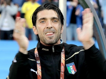 Buffon acompanhou a eliminao italiana da Copa do banco de reservas