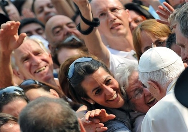 Fiis se aproxima de Bento XVI aps encontro com jovens neste domingo (4) em Sulmona, na Itlia
