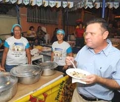 Candidato ao Senado, Blairo Maggi iniciou o final de semana visitando a tradicional festa de So Benedito