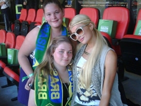 Paris Hilton com fs no Estdio Nelson Mandela