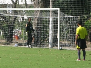 O goleiro Bruno treinou acompanhado de Zico