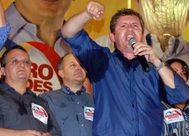 O candidato Mauro Mendes discursa observado por Taques e Pivetta 