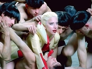 Lady Gaga em trecho do videoclipe