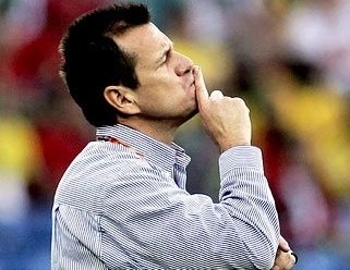 Bravo, Dunga pe a mo na boca e pede silncio