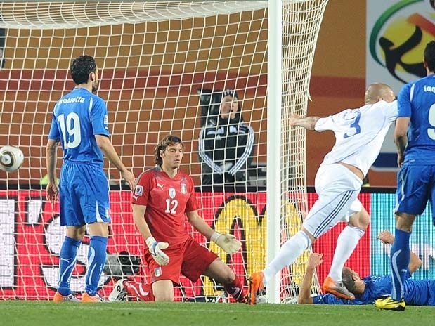 Com dois gols, Vittek foi o carrasco italiano na Copa de 2010