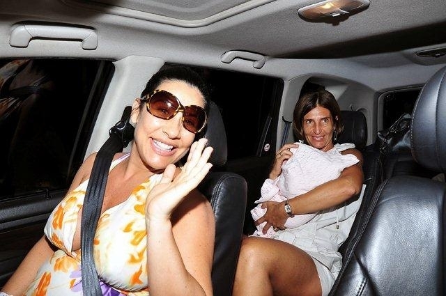 Scheila Carvalho tem alta da maternidade