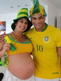 Scheila Carvalho e Tony Salles torcendo pelo Brasil com Giullia na barriga: agora beb j est nos braos