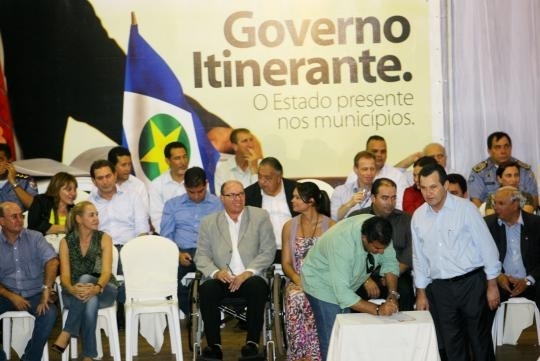Governador Silval Barbosa e o prefeito de Tangar da Serra, Jlio Cesar Ladeia, ladeados pelas primeiras-damas