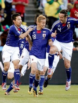 Japoneses abraam Honda, autor do gol da vitria