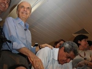 Serra e Puccinelli cumprimentam eleitorado em Campo Grande