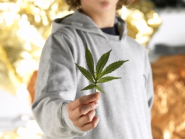 Estudo mostra que meninos consomem mais maconha e cocana, enquanto as garotas preferem estimulantes e calmantes