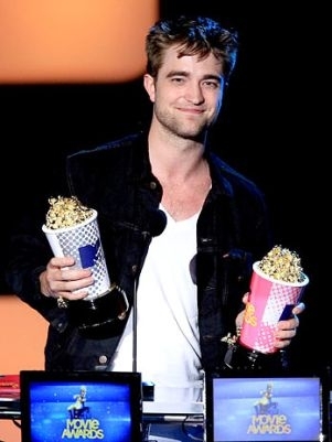 Robert Pattinson leva duas Pipocas Douradas de uma s vez no MTV Movie Awards