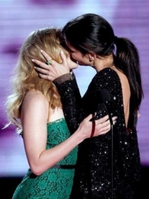 Sandra Bullock e Scarlett Johansson se beijam no MTV Movie Awards