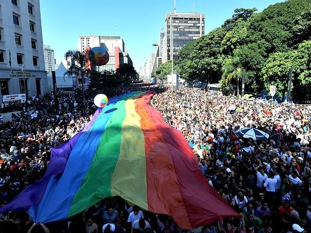 Participantes da Parada Gay carregam bandeira pela avenida Paulista
