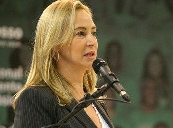 Roseli Barbosa vir acompanhada da Secretria Estadual de Educao, Rosa Neide 