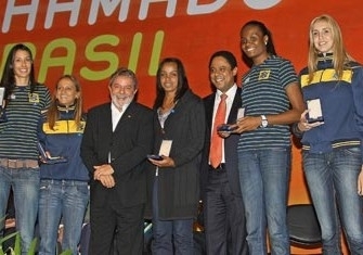 O presidente Lula e o ministro do Esporte, Orlando Silva, ao lado de jogadoras de vlei na 3 Conferncia do Esporte