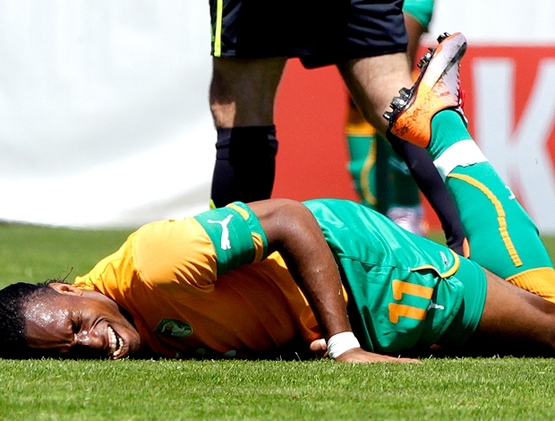 Drogba cai no gramado aps choque com Marcus Tlio Tanaka, brasileiro naturalizado japons