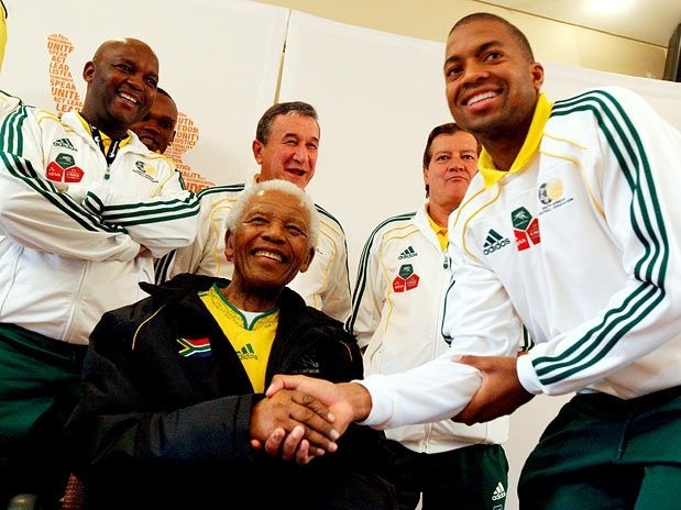 Nelson Mandela recebe jogadores da seleo do pas em sua fundao, em Johannesburgo