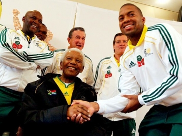 Nelson Mandela recebe jogadores da seleo do pas em sua fundao, em Johannesburgo 
