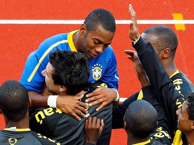 Robinho abraa reservas da Seleo aps marcar o segundo contra o Zimbbue: Brasil teve bom desempenho