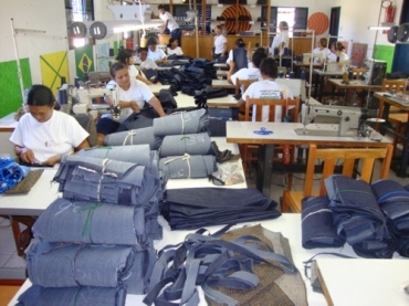 Projeto Japura em que mulheres costuram para industrias nacionais no ramo de confeces