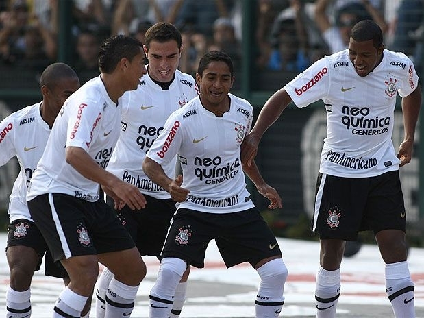 Corinthians se soltou s no segundo tempo, quando fez trs gols e fechou o placar em 4 a 2