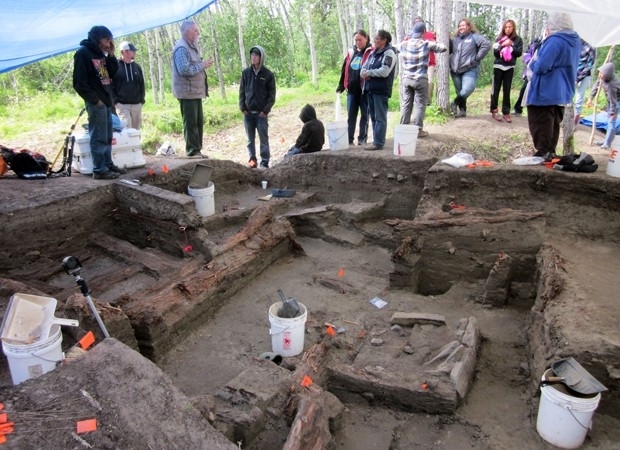 Arquelogos explicam a leigos sobre runas de vilarejo encontradas no Alasca